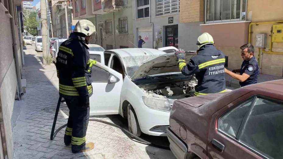 Park halindeki otomobildeki yangın büyümeden söndürüldü