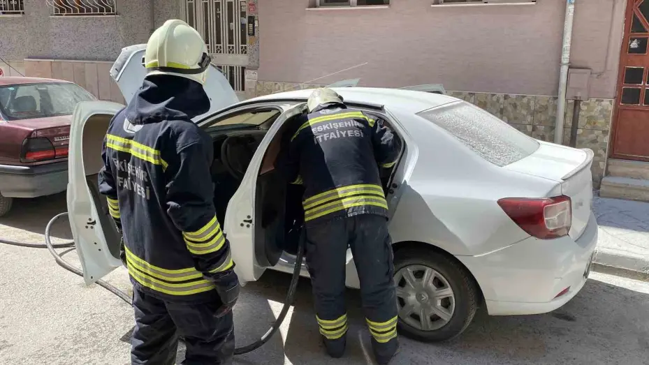 Park halindeki otomobildeki yangın büyümeden söndürüldü