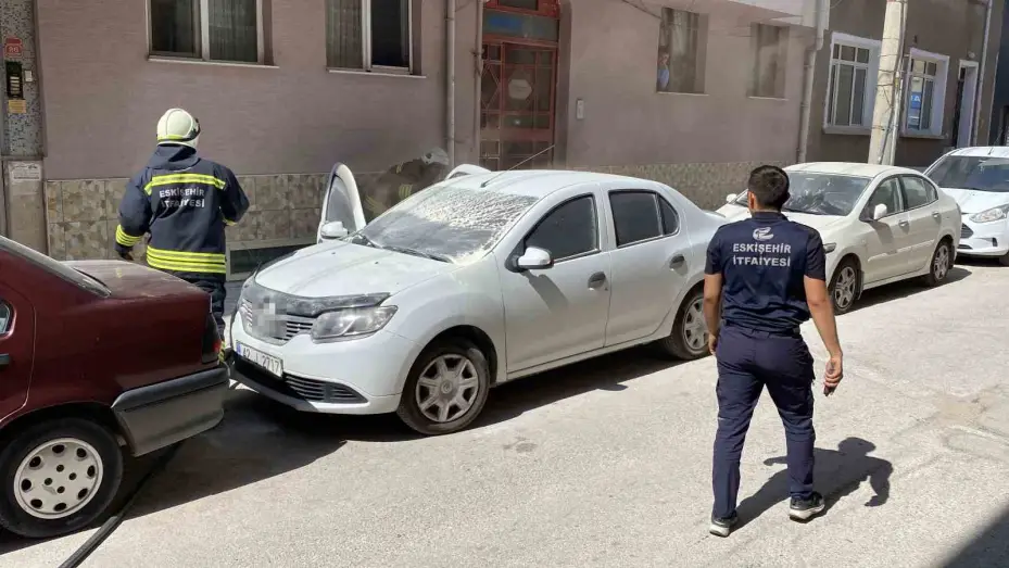 Park halindeki otomobildeki yangın büyümeden söndürüldü