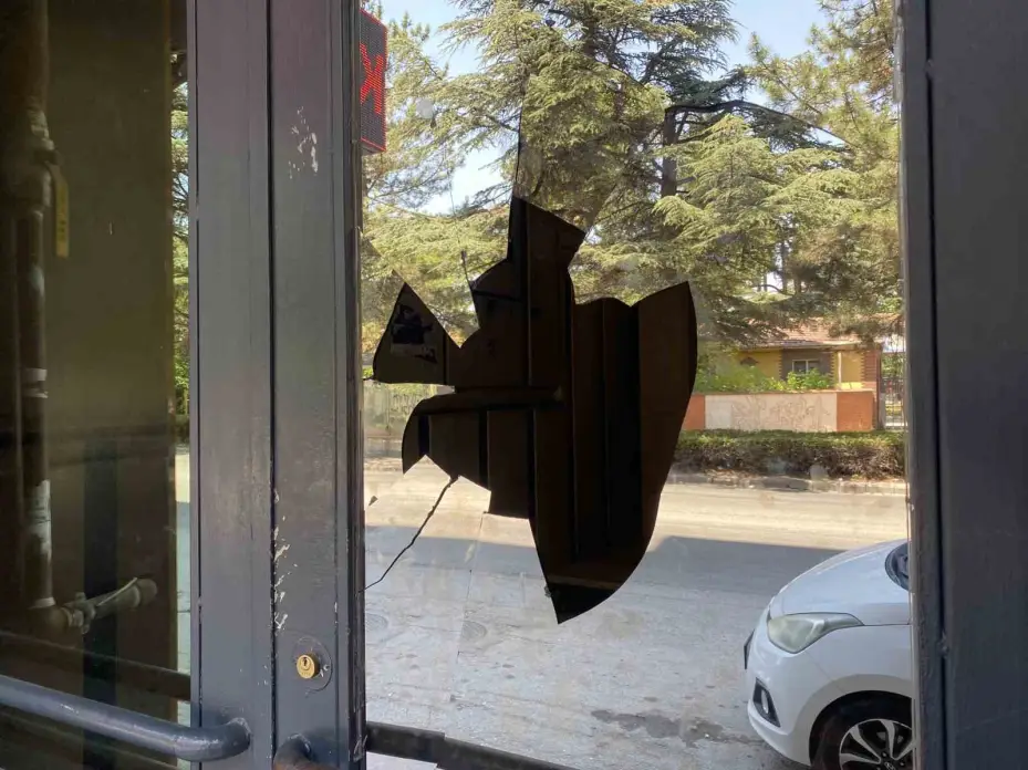 Apartman kapısının camını taş fırlatarak kırdılar