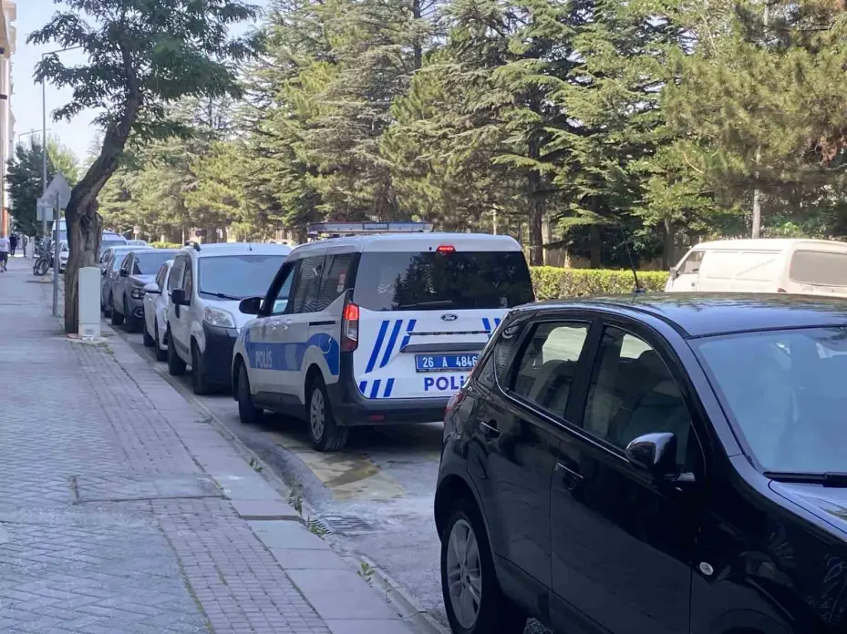 Apartman kapısının camını taş fırlatarak kırdılar