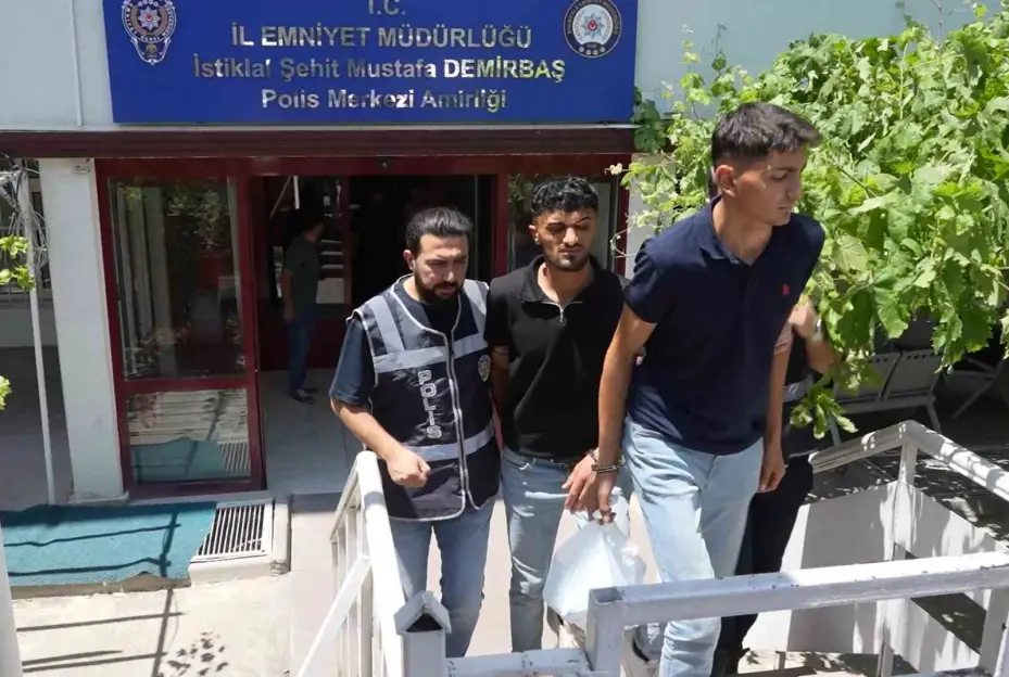 Araçlarıyla sıcak takibe aldılar, sokak ortasında kurşun yağmuruna tuttular: 5 tutuklama