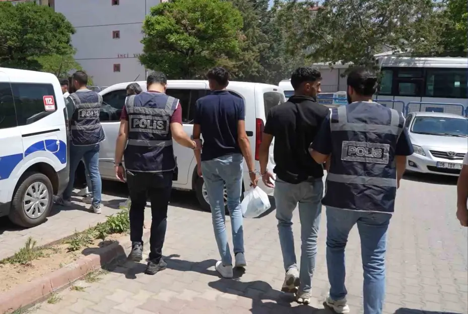Araçlarıyla sıcak takibe aldılar, sokak ortasında kurşun yağmuruna tuttular: 5 tutuklama