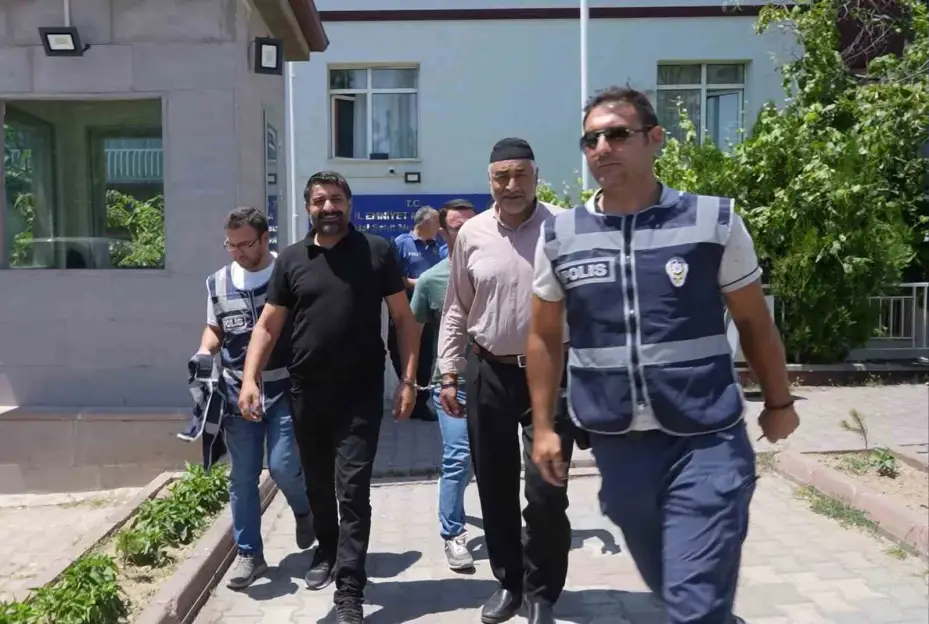 Araçlarıyla sıcak takibe aldılar, sokak ortasında kurşun yağmuruna tuttular: 5 tutuklama