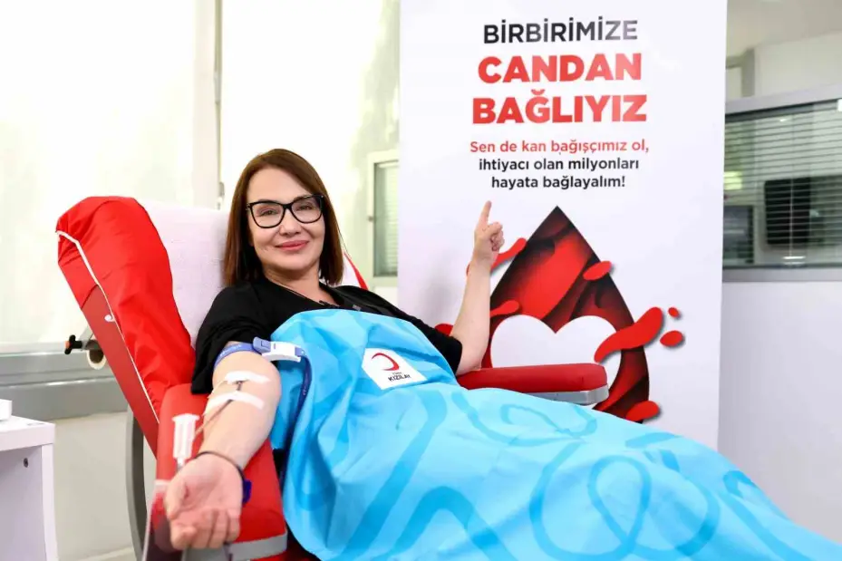 Ünlü isimler Kızılay’a kan verdi, Türkiye’ye çağrıda bulundu