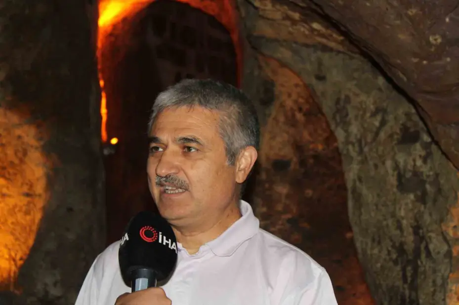 Evinin altında iki bin yıllık parmak izleriyle yaşıyor