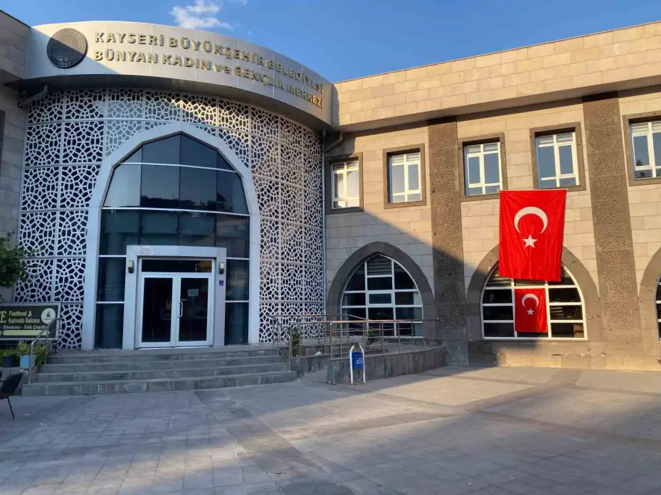 Kayseri Büyükşehir Belediyesi, şehri Türk Bayrakları ile donattı