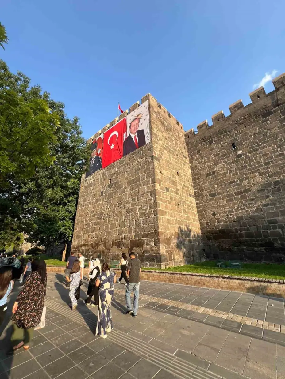 Kayseri Büyükşehir Belediyesi, şehri Türk Bayrakları ile donattı