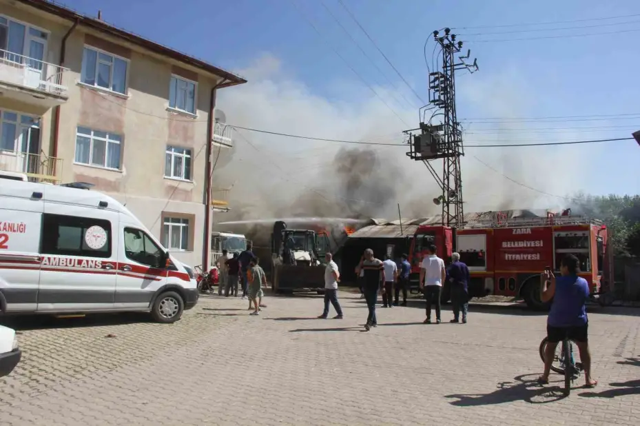 Sivas’ta 5 odunluk ve 1 samanlık küle döndü