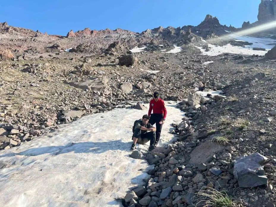 Erciyes’te 3 bin 350 metre yükseklikte mahsur kalan dağcı kurtarıldı