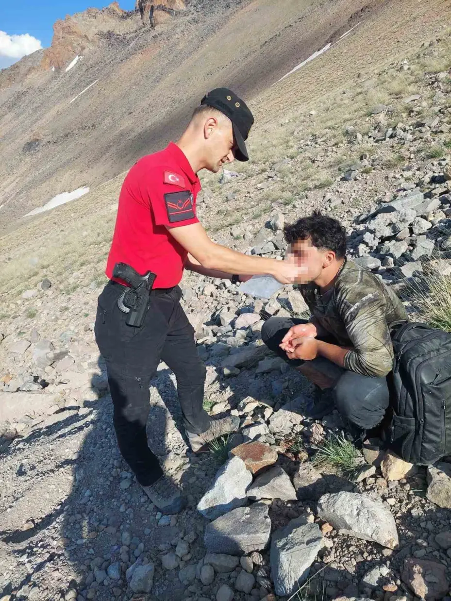Erciyes’te 3 bin 350 metre yükseklikte mahsur kalan dağcı kurtarıldı