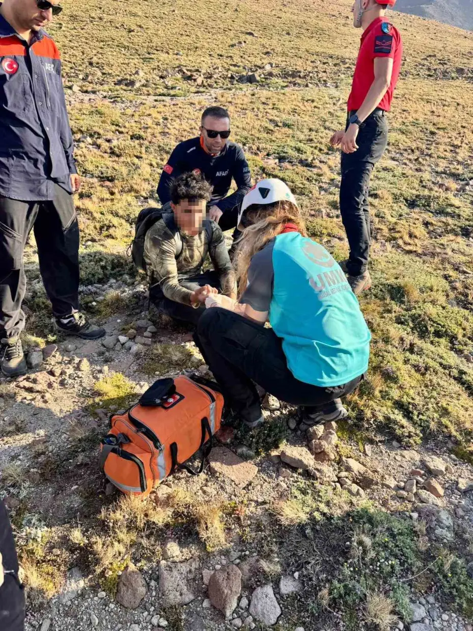 Erciyes’te 3 bin 350 metre yükseklikte mahsur kalan dağcı kurtarıldı