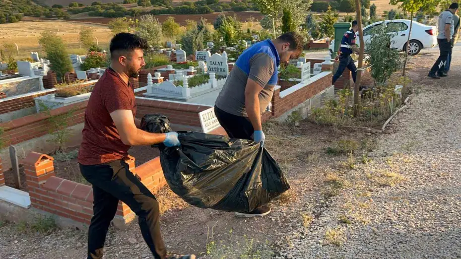 Mezarlığa gömülen köpek leşi ekipleri alarma geçirdi