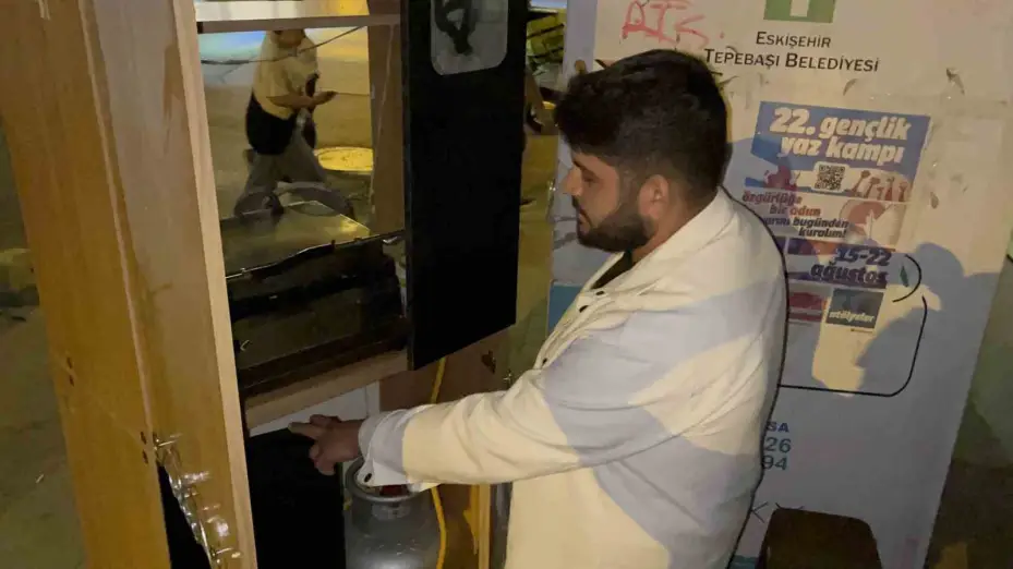Bu gençler ekmeklerini gardıroptan kazanıyor