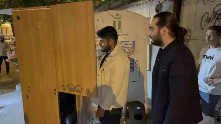 Bu gençler ekmeklerini gardıroptan kazanıyor