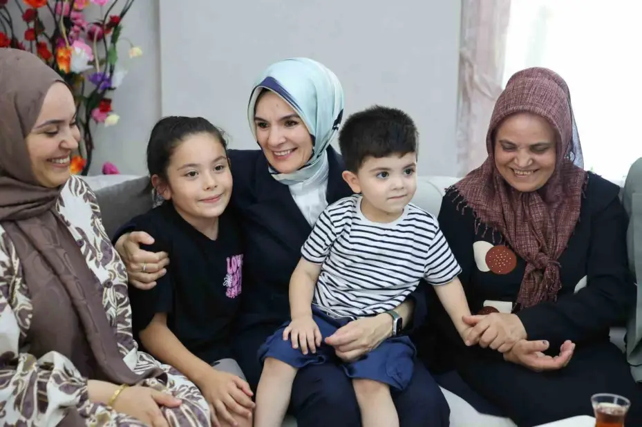 Bakan Göktaş: "Şehitlerimizin ailelerini ziyaret ettik. Terörsüz Türkiye hiçbir şekilde onlarsız bir süreç değil, onlarla beraber ilerlettiğimiz bir süreç"
