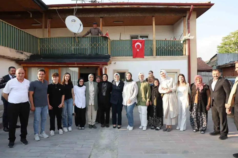 Bakan Göktaş: "Şehitlerimizin ailelerini ziyaret ettik. Terörsüz Türkiye hiçbir şekilde onlarsız bir süreç değil, onlarla beraber ilerlettiğimiz bir süreç"