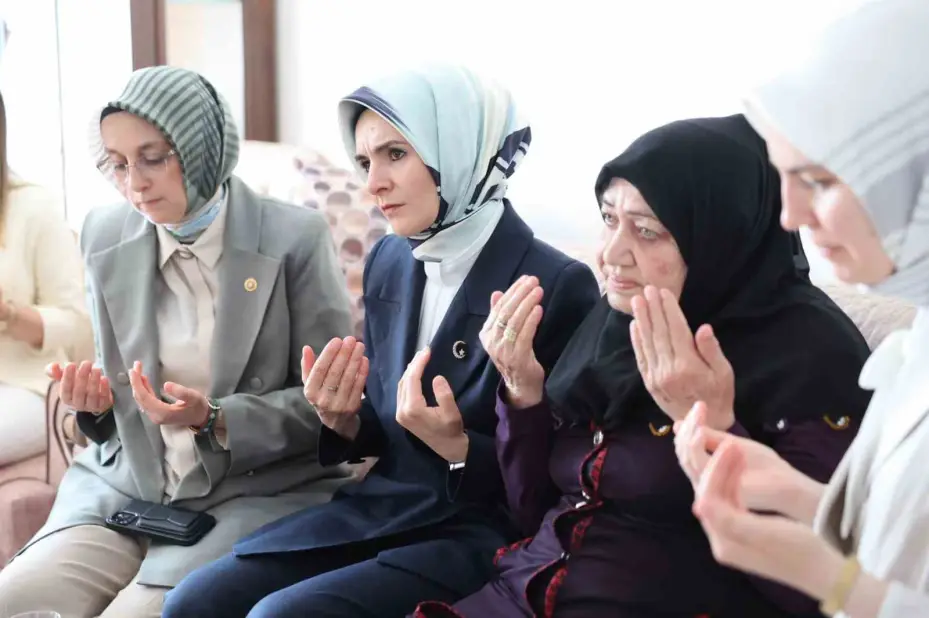 Bakan Göktaş: "Şehitlerimizin ailelerini ziyaret ettik. Terörsüz Türkiye hiçbir şekilde onlarsız bir süreç değil, onlarla beraber ilerlettiğimiz bir süreç"