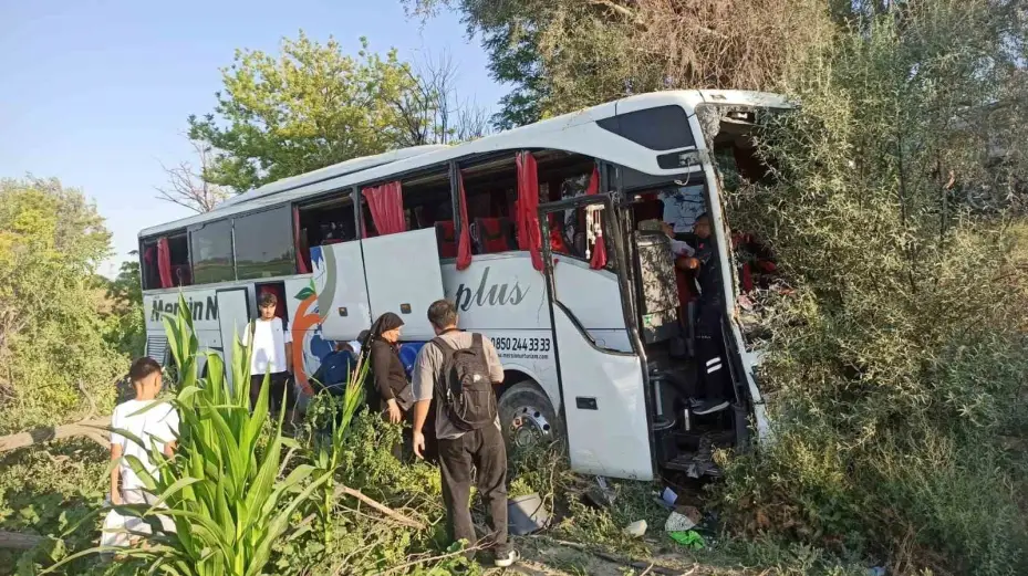 Konya’da yolcu otobüsü yoldan çıkarak ağaçlara çarptı: 7 yaralı