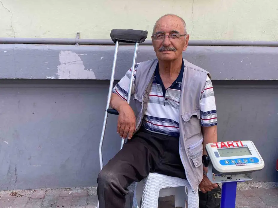 Engelli aracıyla Hamamyolu’na geliyor, tartıyla geçimini sağlıyor