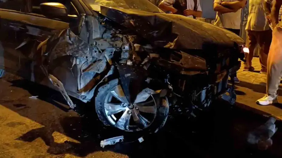 Bisikletli çocuğa çarpmamak için direksiyonu kırdı, park halindeki araca çarptı