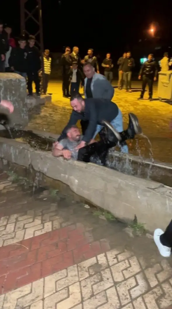 Unutulmuş gelenek tekrar hayat buldu, düğünde halaya katılmayanlar suyun içine atıldı