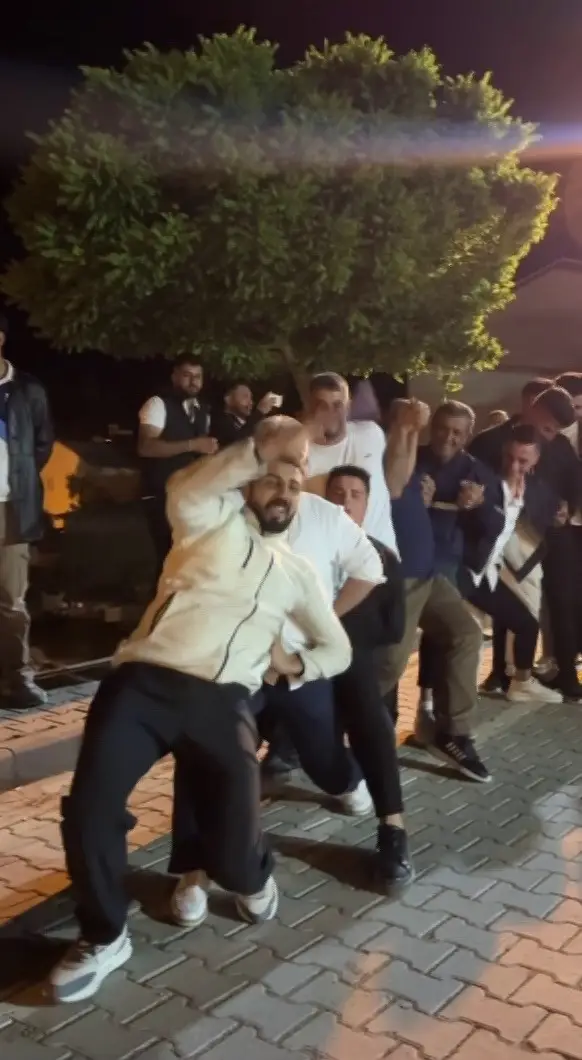 Unutulmuş gelenek tekrar hayat buldu, düğünde halaya katılmayanlar suyun içine atıldı