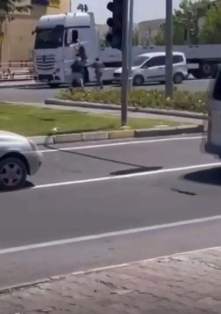 Trafikte ‘niye yavaş gidiyorsun’ kavgası