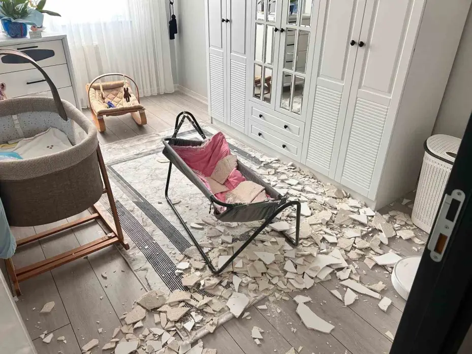 Ankara’da bebek, çöken tavan sıvasından saniyelerle kurtuldu