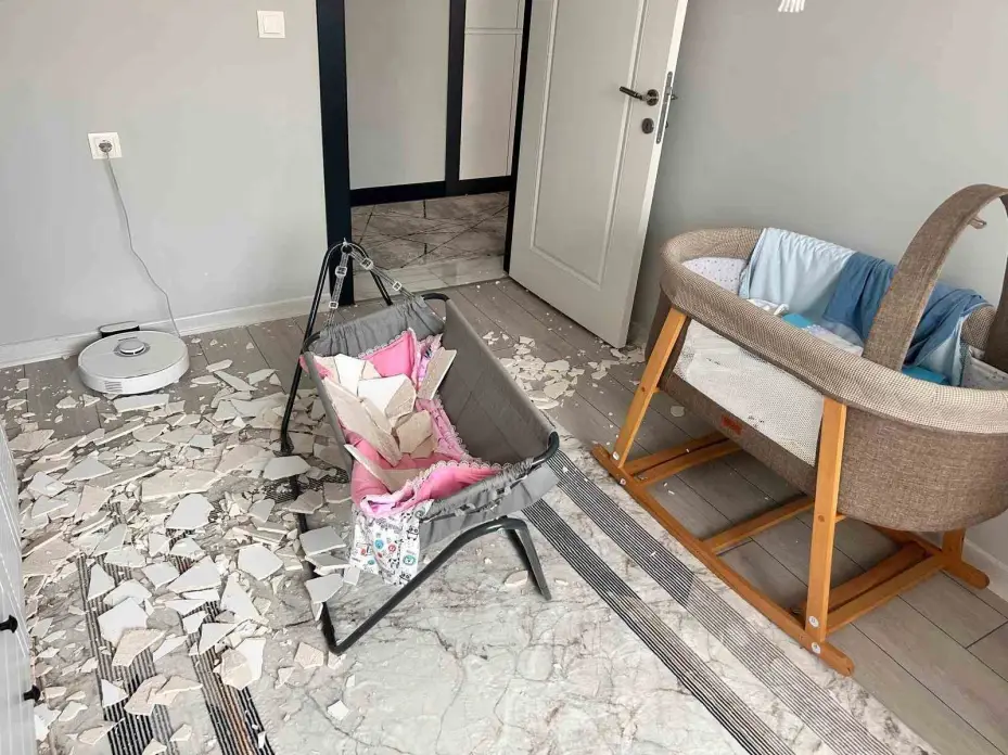 Ankara’da bebek, çöken tavan sıvasından saniyelerle kurtuldu