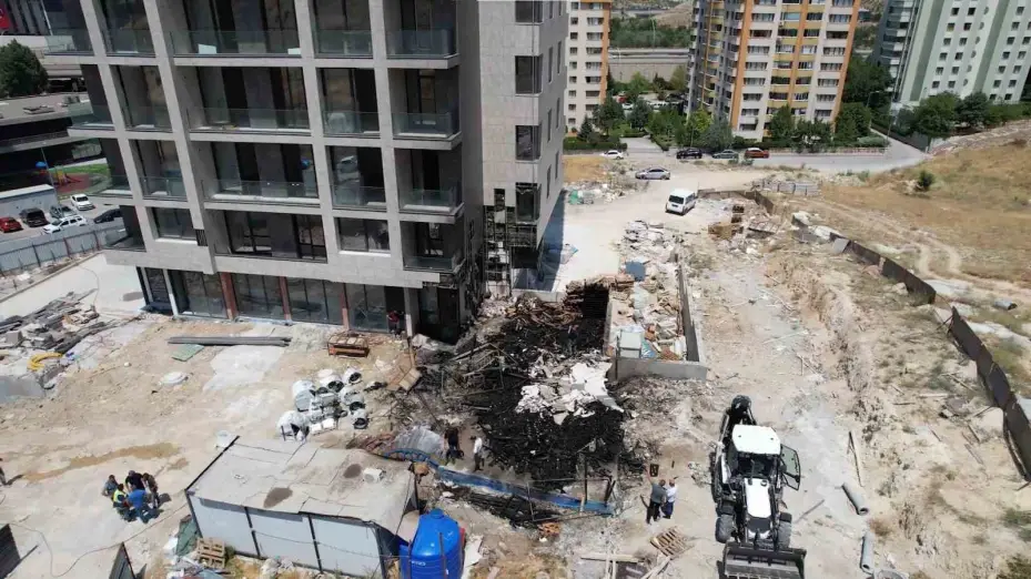 Ankara’da inşaat yangını paniğe neden oldu
