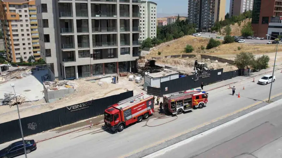 Ankara’da inşaat yangını paniğe neden oldu