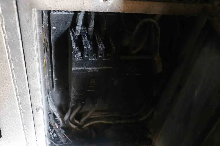 Ankara’da binanın elektrik panosu patladı: 8 kişi dumandan etkilendi