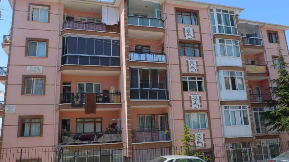 Ankara’da binanın elektrik panosu patladı: 8 kişi dumandan etkilendi