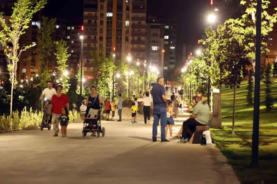 Talas’ta millet, daha açılmadan bahçesine akın etti
