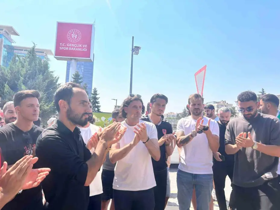 Alt lig futbolcuları, TFF’nin yaş sınırına tepki için GSB önünde toplandı