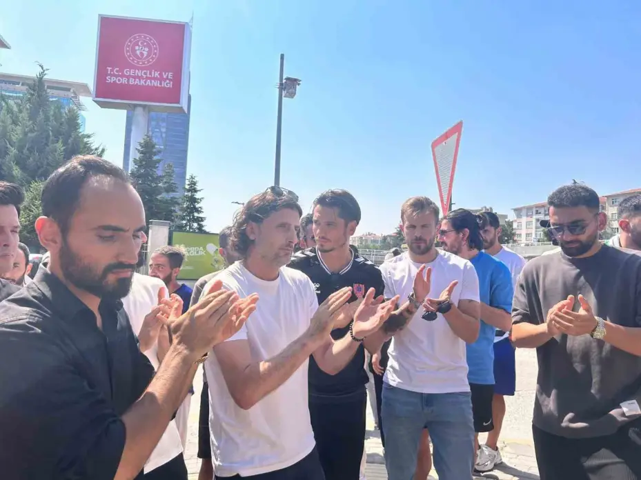 Alt lig futbolcuları, TFF’nin yaş sınırına tepki için GSB önünde toplandı