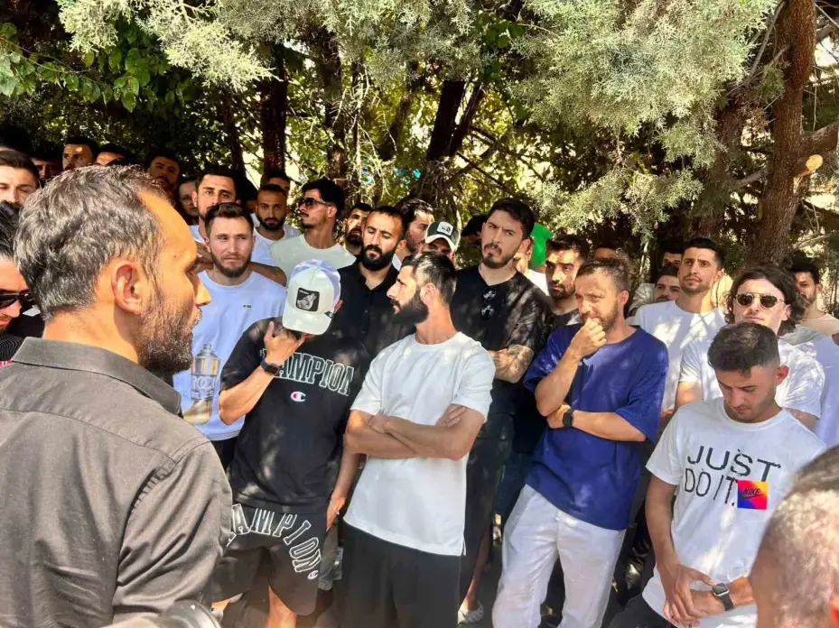 Alt lig futbolcuları, TFF’nin yaş sınırına tepki için GSB önünde toplandı