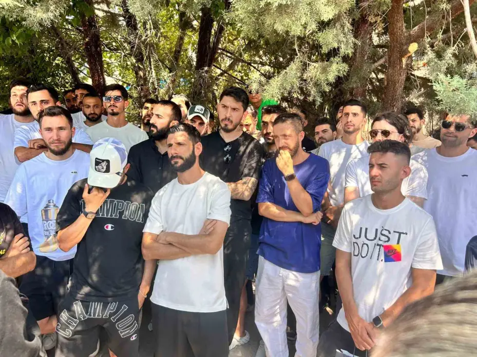 Alt lig futbolcuları, TFF’nin yaş sınırına tepki için GSB önünde toplandı
