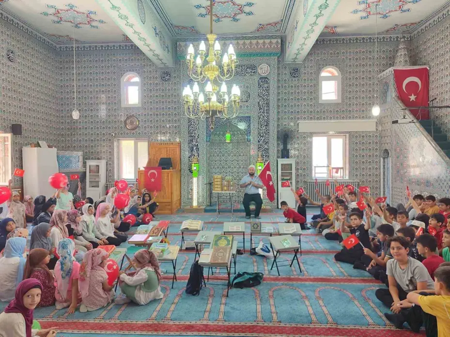 Ahmet Yavuzer Camii’nde çocuklar 15 Temmuz ruhunu yaşattı