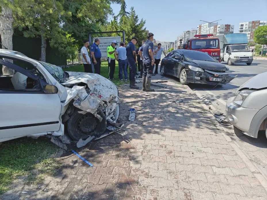Karşı yola geçen otomobil 2 araca ve trafoya çarptı: 1 yaralı