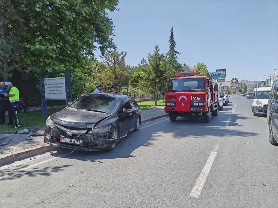 Karşı yola geçen otomobil 2 araca ve trafoya çarptı: 1 yaralı