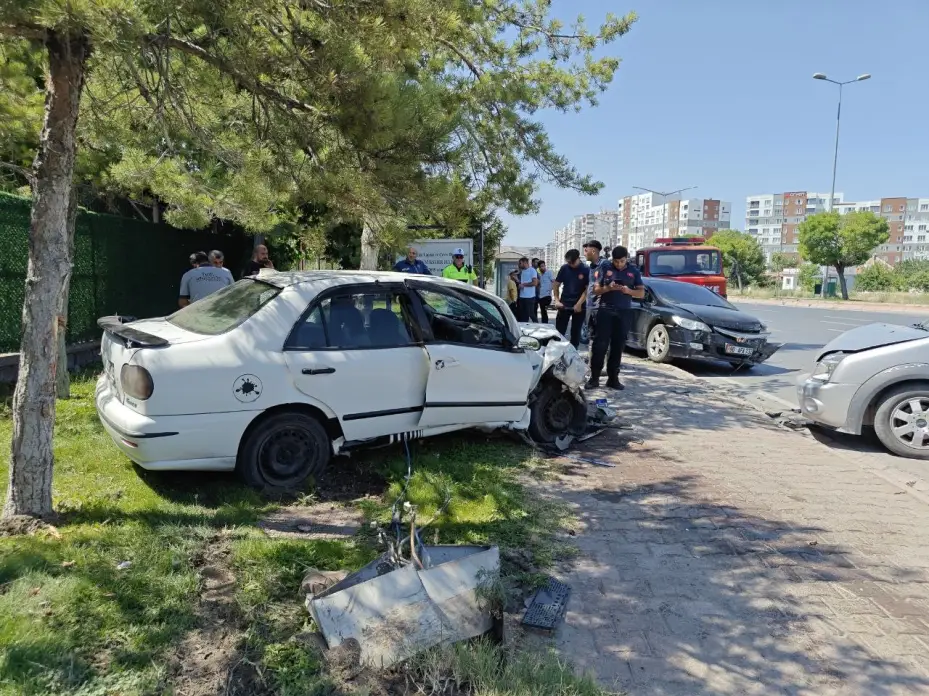 Karşı yola geçen otomobil 2 araca ve trafoya çarptı: 1 yaralı