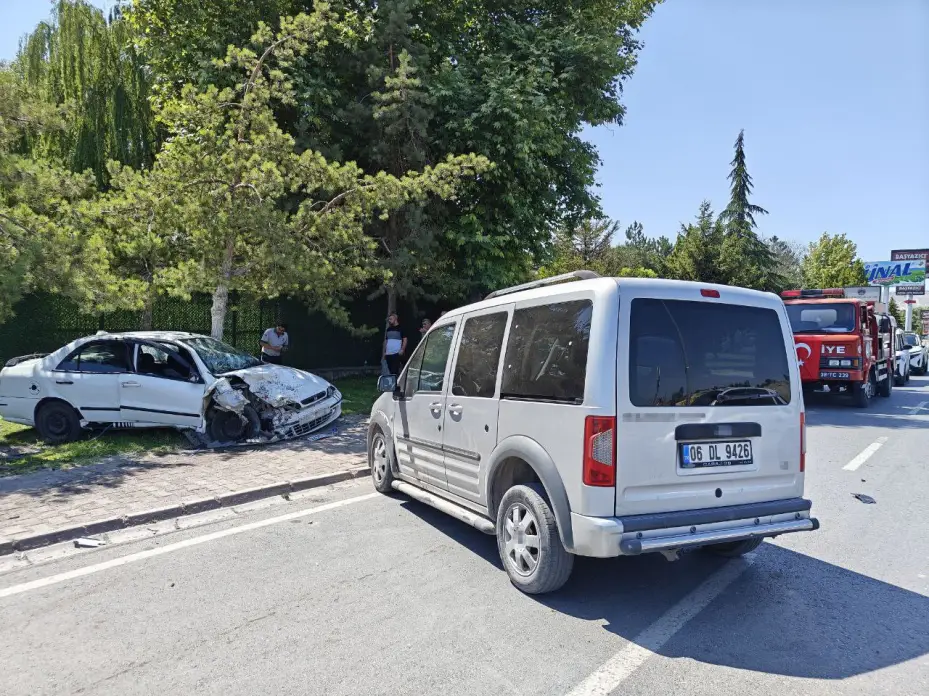 Karşı yola geçen otomobil 2 araca ve trafoya çarptı: 1 yaralı
