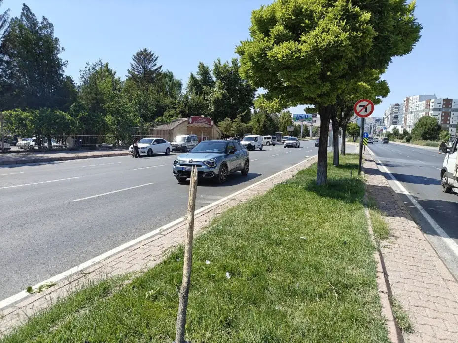 Karşı yola geçen otomobil 2 araca ve trafoya çarptı: 1 yaralı