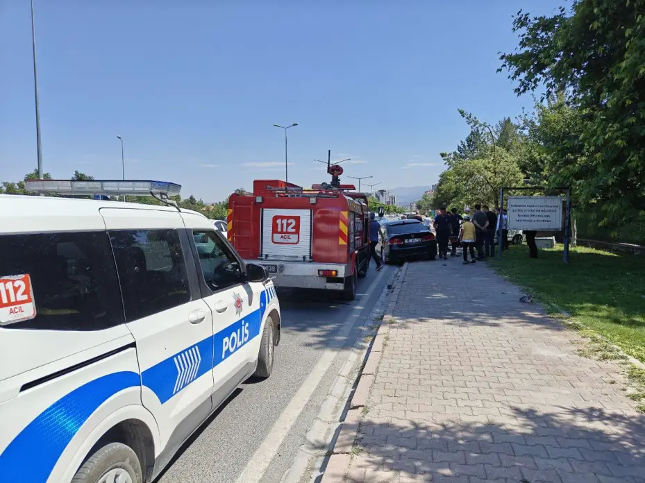 Karşı yola geçen otomobil 2 araca ve trafoya çarptı: 1 yaralı