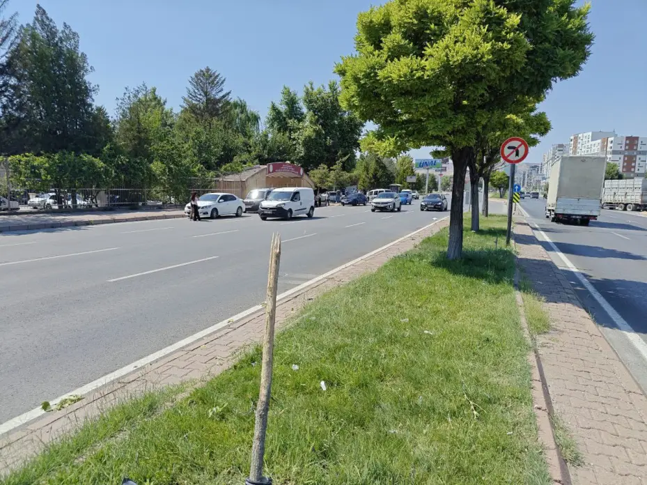 Karşı yola geçen otomobil 2 araca ve trafoya çarptı: 1 yaralı