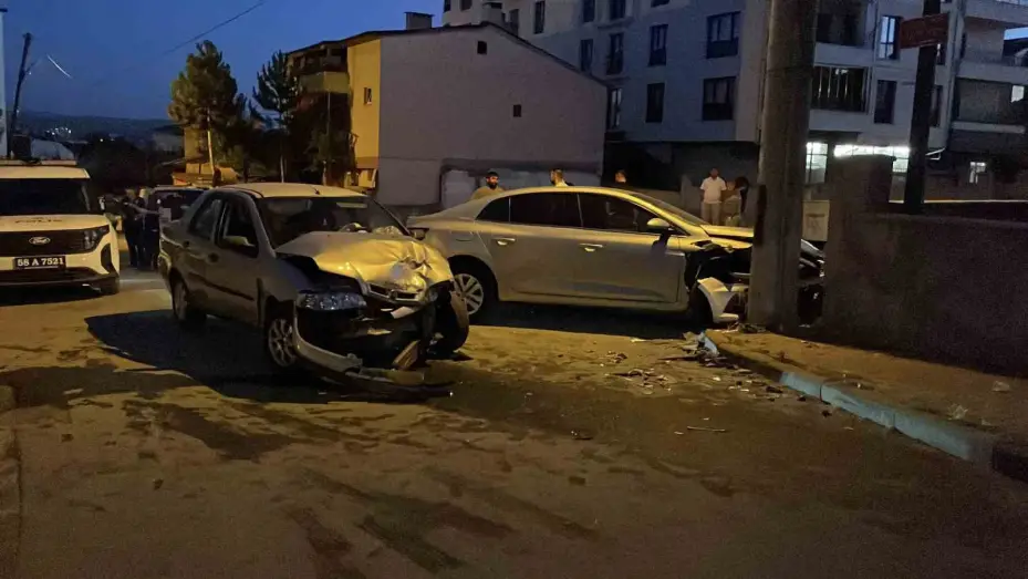 Sivas’ta iki otomobil çarpıştı: 6 kişi yaralandı