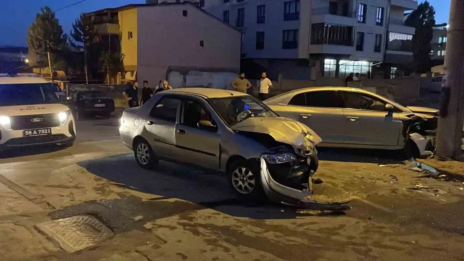 Sivas’ta iki otomobil çarpıştı: 6 kişi yaralandı