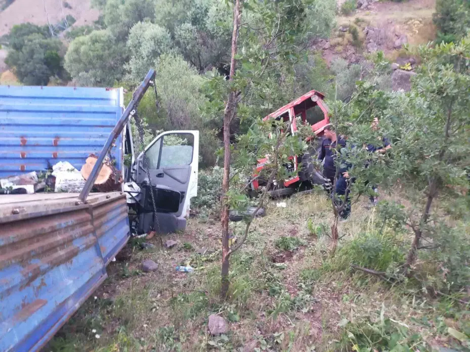 Sivas’ta kamyonet şarampole uçtu: 3 kişi yaralandı
